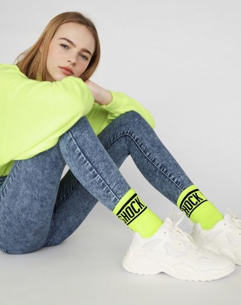 Adidas Socks Outfit Woman, Adidas Socks Outfit, Bershka Outfit, Neon Socks, Set Socks, Neon Dresses, Neon Outfits, Sock Outfits, Europe Fashion