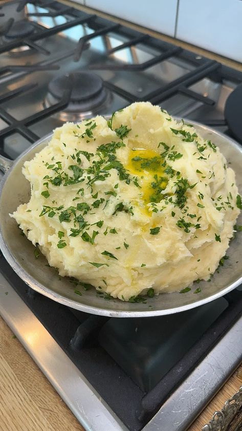 Julia Child's Mashed Potatoes - by Corre Larkin Julia Child Mashed Potato Recipe, Julia Child Garlic Mashed Potatoes, Julia Child Mashed Potatoes, Tyler Florence Mashed Potatoes, Julia Childs Mashed Potatoes, Chantilly Potatoes, Tater Salad, Best Mashed Potatoes, Shredded Potatoes