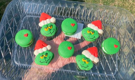 Grinch Macarons, Xmas Macarons, Macaron Ideas, Macaron Recipes, Christmas Macarons, Macaron Recipe, Christmas Cakes, Christmas Sugar Cookies, French Macarons