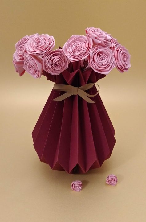 Handmade Greeting Card Designs, Instruções Origami, Diy Crafts Paper Flowers, Flower Holder, Crafts Paper, Craft Classes, Adult Crafts, Frappe, Greeting Card Design