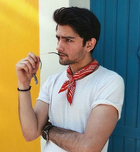 Neckerchief Outfit, How To Wear Bandana, Neck Scarf Outfit, Scarf Outfit Men, Mens Scarf Fashion, Capsule Style, Bandana Neck Scarf, Bandana Outfit, Vintage Outfits Men