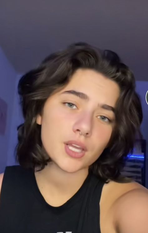 Women Masculine Haircut, Gender Neutral Medium Length Hair, Gender Neutral Hairstyles Long, Short Gen Z Hair, Long Enby Hair, Mid Length Queer Haircuts, Queer Haircut Medium Length, Long Gender Neutral Hair, Queer Long Hairstyles