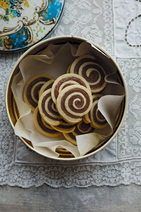 Step inside any pastry shop in Romania and you will see an array of cookies called fursecuri and pișcoturi, which can be bought as an assortment and paid for by weight. I love these cocoa and vanilla cookies because they are fun to make and have two flavors in one. The patterns and shapes can vary almost to a form of art, according to one’s patience and skill. This recipe makes one of the easiest patterns and is a good starting point. They are especially popular at Christmas. Yule Cookies, Cookies Slice And Bake, Florentine Cookies, Breakfast Family, Milk Chocolate Chip Cookies, Autumn Board, Special Cookies, Baking List, Cookie Crisp