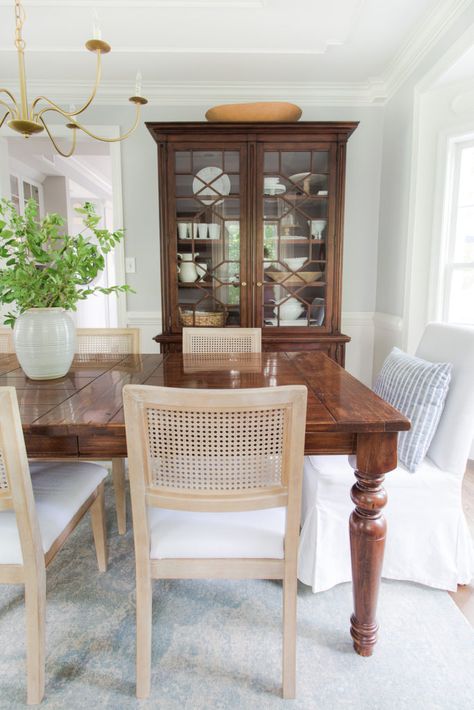 Traditional Vintage Dining Room, Dining Room Inspiration With China Cabinet, Elegant Dinning Room Decor, Dining Room With Antique Table, Traditional Dining Room China Cabinet, Ornate Dining Chairs, Dining Room English Style, Traditional Kitchen Table And Chairs, Upscale Rustic Home