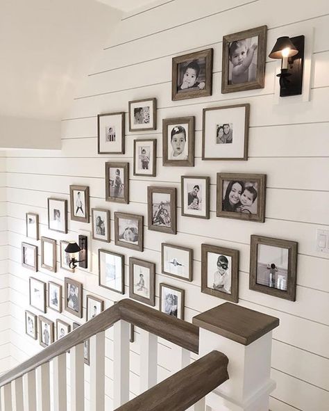 I wish I had the skills and confidence to pull off such a perfect gallery wall… Shiplap Home, Stairway Art, Funky Room, Gallery Wall Staircase, Perfect Gallery Wall, Modern Color Schemes, Funky Home Decor, Ship Lap Walls, Home Decor Ideas