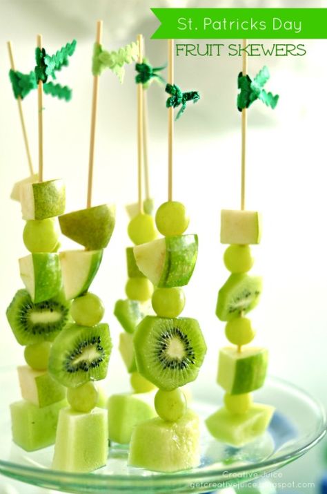 Lots of fun and healthy St. Patrick's Day food ideas. Fruit Kebab, Deco Fruit, Green Snacks, St Patrick Day Treats, Fruit Skewers, St Patricks Day Food, Fruit Kabobs, Saint Patties, Green Fruit