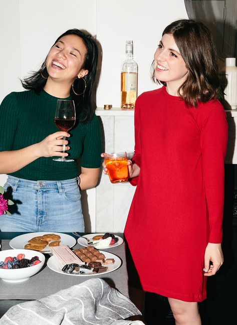 How to Host an Epic Dinner Party    https://cupofjo.com/2018/04/snowe-dinnerware-party/comment-page-1/#comment-1656819 Dinner Party Games, Hosting Dinner, Lawn Party, Cup Of Jo, Dinner Party Themes, Party Photoshoot, Party Tips, Party Photography, Party Cups