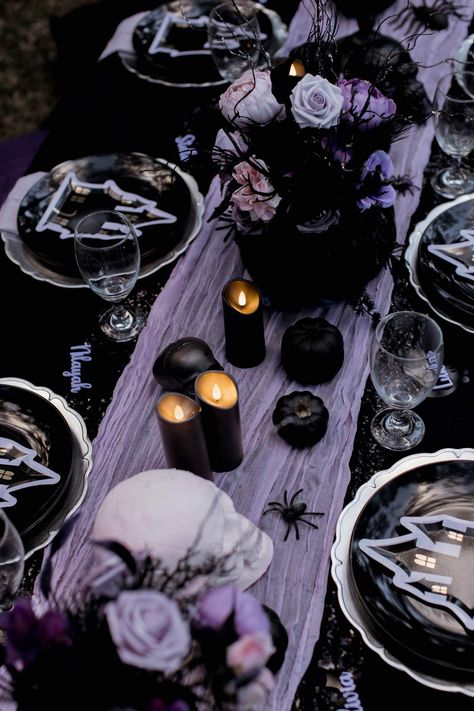 SpOoKy Skeleton Picnic | CatchMyParty.com Halloween Tea Party, Dark Wedding Theme, Jewelry Matching, Diy Outdoor Weddings, Halloween Party Ideas, Spooky Skeleton, Permanent Jewelry, Holiday Tablescapes, Southern Gothic