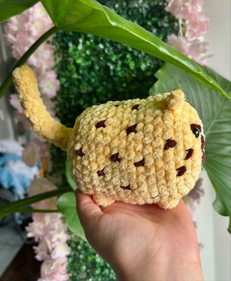 Cheetah Loaf 🐆💛 - Pattern: @falsebubbles - #crochet #crochetaddict #crochetlove #crochetersofinstagram #crochetcat #catloaf Crochet Tiger, Tiger Tiger, Crochet Cat, Free Crochet, Crochet, Pattern, Quick Saves