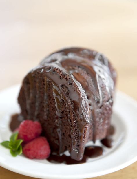 Torta negra is decadent and finger-licking good! Infant Milestones, Latin Desserts, Peruvian Desserts, Colombian Recipes, Custard Desserts, Comfort Desserts, Popular Side Dishes, Flan Recipe, Colombian Food