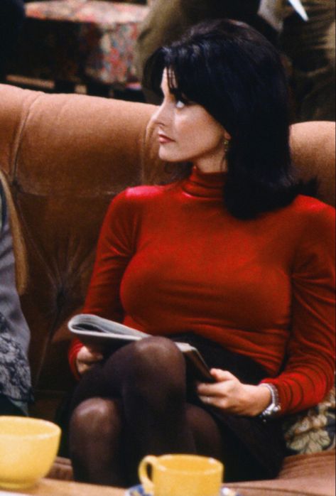 Monica Gellar, Turtleneck Women, Rachel Green Outfits, 90s Inspired Outfits, Camila Morrone, Turtleneck Sweaters, Monica Geller, Tv Show Outfits, Red Turtleneck