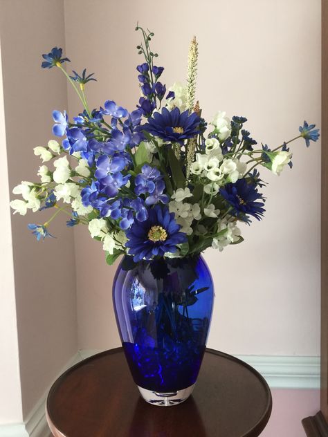 Blue Vase Flower Arrangements, Blue Vases, Navy Accents, Flower Vase Arrangements, Navy Flowers, Unusual Flowers, Spring Easter Decor, Blue Vase, Blue Decor