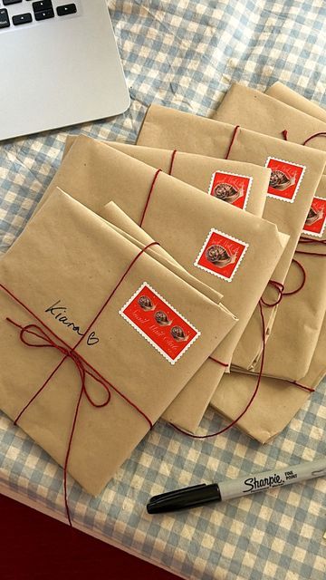 Letter Packing Ideas, Snail Mail Aesthetic, Mail Aesthetic, Letter Packaging, Snail Mail Ideas, Cute Mail, Birthday Mail, Market Setup, Snail Mail Gifts