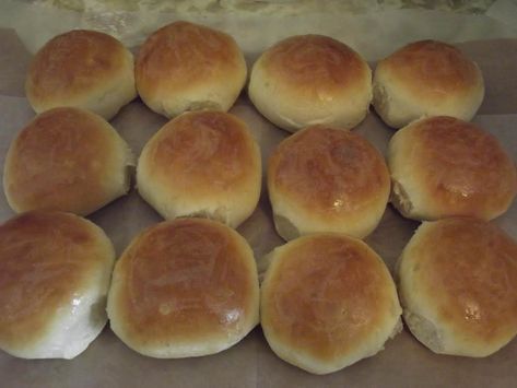 This is our family favorite bun recipe. It can be used to make hamburger buns or dinner rolls. Try using different flavor instant potatoes to flavor the buns. I usually use th Bread Machine Potato Bread Recipe, Potato Buns Recipe, Potato Bun Recipe, Rolls Bread Machine, Biscuits Dumplings, Bread Machine Rolls, Potato Rolls Recipe, Mini Farming, Breadmaker Recipes