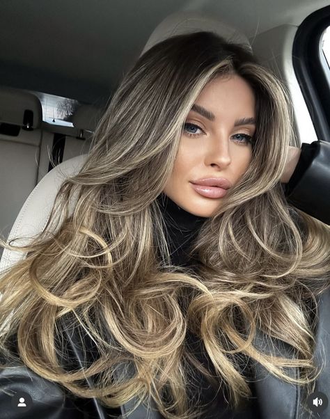 Rambut Brunette, Brown Hair Looks, Brown Hair Inspo, Brunette Hair With Highlights, Brunette Balayage, Brown Hair With Blonde Highlights, Brunette Balayage Hair, Hair With Highlights, Brown Hair Balayage