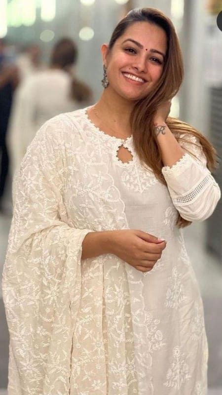 White Chikankari Suits Design, Chicken Kari Kurta Designs Women, White Chicken Kari Kurta Design, White Chicken Kurti Designs, Chicken Kurta Designs Women, Chicken Kari Kurta Design, White Chikankari Suits, Chicken Kurti Designs Latest, Chicken Kurti Designs