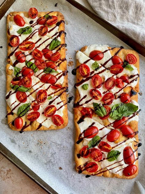 Caprese Flatbread, Flatbread Appetizers, Goats Cheese Flatbread, Healthy Flatbread, Caprese Pizza, Easy Flatbread Recipes, Crispy Flatbread, Flatbread Pizza Recipes, Easy Flatbread