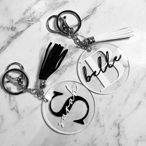 Cameo Gift Ideas, Acrylic Keychain Ideas, Glass Etching Projects, Creative Life Hacks, Keychain Acrylic, Vinyl Personalized, Acrylic Keychains, Wooden Tags, Graduation Shirts