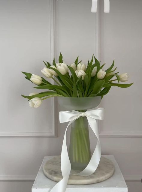 48 hours left see some issues why? Bouquet Reference, Green And White Aesthetic, White Tulip Bouquet, Aesthetic Vase, Elegant Lifestyle, Chic Lifestyle, Tulip Bouquet, Posts Ideas, In Aesthetic