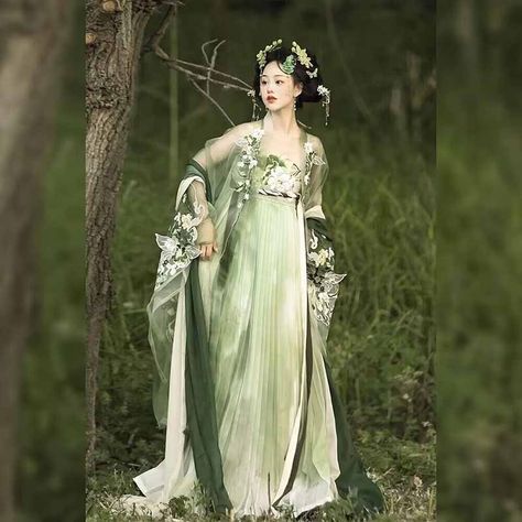 Chinese Clothing Women, Green Hanfu, Dresses Cosplay, Hanfu Modern, Halloween Princess, Dress Korea, Chinese Traditional Costume, Hanfu Traditional, Modern Hanfu