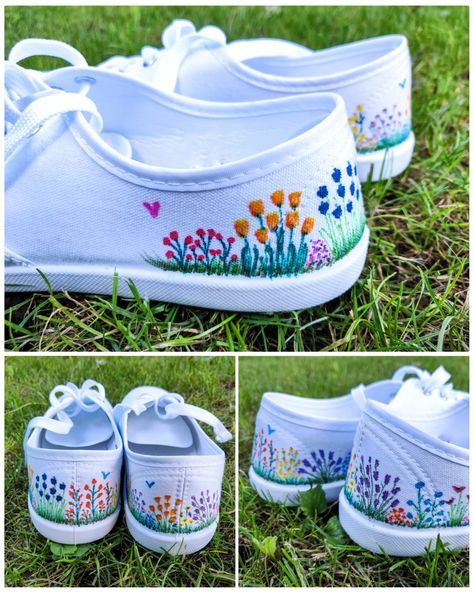 Fabric markers make plain trainers unique - draw flowers and a meadow Flower Shoes Painted, White Canvas Shoes Painting Ideas, Painted Keds Shoes Diy, Simple Shoe Painting Ideas, Floral Painted Shoes, Fabric Marker Shoes, Draw On Shoes Ideas, Fabric Markers Ideas, Diy Painting Shoes