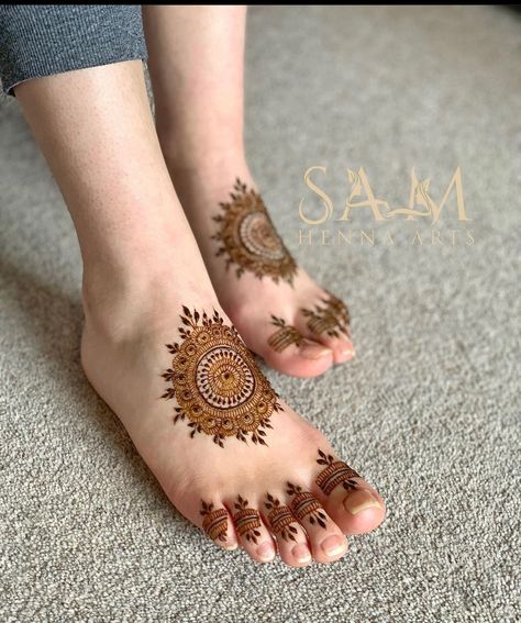 Feet Mehandi Designs Simple, Mehedi Degins For Foot, Mehendi In Legs Simple, Mehndi On Legs Simple, Minimal Feet Mehendi, Simple Feet Mehendi, Henna Foot Designs, Feet Henna, Simple Leg Mehendi Design Anklet