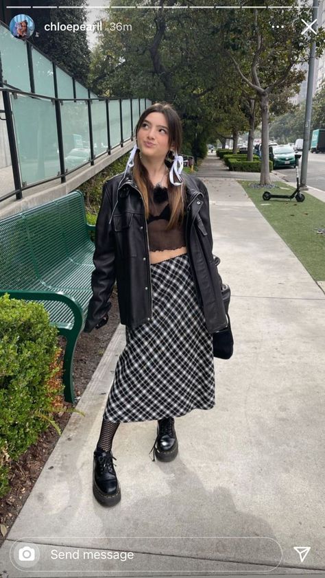 chloepearll (instagram) Devonlee Carlson, Plaid Skirt Outfit Aesthetic, Midi Skirt Outfit Aesthetic, Emma Chamberlain Style, Style Kylie Jenner, Kendall Jenner Aesthetic, Girls Long Skirts, Skirt Outfits Aesthetic, Plaid Skirt Outfit