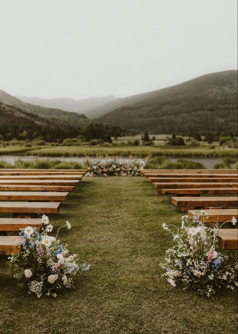 From the ground arch, mismatched and neutral bridesmaid dresses to the colorful blooms and a darling outfit change, Kiah and Austin’s summer wedding at Camp Hale checks all the boxes of this season’s trends. The afternoon storm resulted in an umbrella-covered ceremony but cleared just in time for guests to enjoy all that Camp Hale has to offer. Outside Wedding Ceremonies, Wedding Arches Outdoors, Backyard Wedding Ceremony, Summer Camp Wedding, Wedding In Colorado, Neutral Bridesmaid Dresses, Field Wedding, Rainy Wedding, Mountain Bride