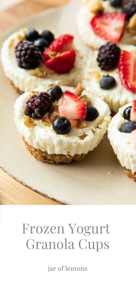 frozen yogurt granola cups on a white plate. Frozen Yogurt Oat Cups, Fruit Parfaits Cups, Frozen Yogurt Fruit Cups, Frozen Oats Cups, Frozen Yogurt Oatmeal Cups, Oatmeal Cups With Yogurt And Fruit, Oatmeal Yogurt Cups, Frozen Oat Cups, Granola Yogurt Cups