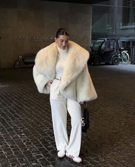 White Fur Coat Outfit, Office Outfits Women Casual, Fur Coat Outfit, Summer Office Outfits, White Fur Coat, Smart Casual Work Outfit, Outfits For Work, Office Casual Outfit, Business Outfits Women