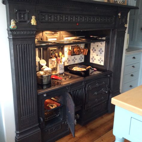 victorian kitchen cooking range. Converted from coal to electric with Smeg elements - large induction hob, small ceramic hob and 2 ovens. wow! Hob Kitchen, Victorian Range, Victorian Appliances, Victorian Stove, Victorian Stove Kitchen, Small Victorian Kitchen, Russian Stove Bed, Vintage Style Oven, Victorian Cooking Range