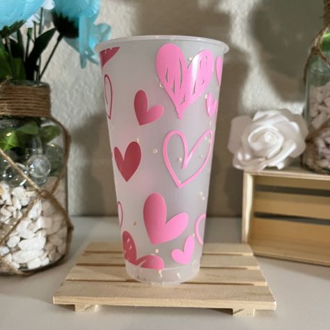 Color Changing Cups Vinyl Ideas, Reusable Starbucks Cup, Starbucks Cup Design, Tumblr Cup, Vinyl Tumblers, Starbucks Venti, Cricut Projects Beginner, Diy Cups, Plastic Tumblers