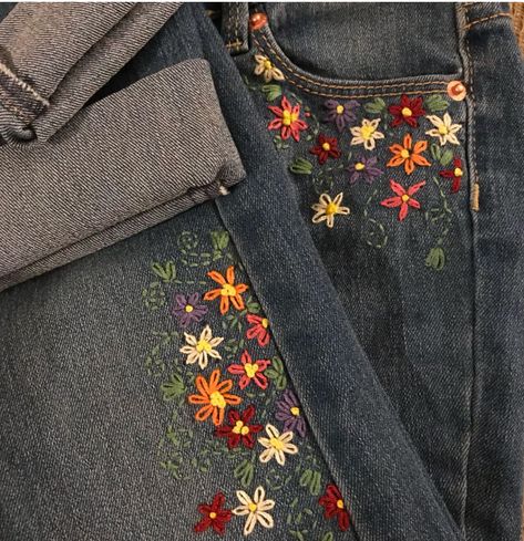 Pant Leg Embroidery, Embroider Denim Jacket, Embroidery Flowers On Jeans, Jeans Embroidery Ideas, Flower Embroidery Jeans, Embroidered Jeans Diy, Trouser Embroidery, Jean Embroidery, Jeans Bordados