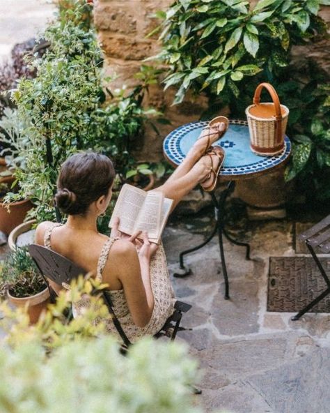 Woman Reading, Italian Summer, 인물 사진, 그림 그리기, Summer Aesthetic, Life Is Beautiful, Summer Time, Dream Life, Photo Inspiration