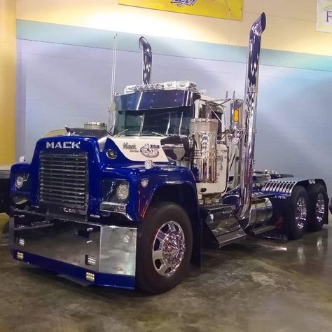 Mack Trucks Superliner, Teamsters Union, Old Mack Trucks, Big Boyz, Old Lorries, Classic Tractor, Custom Big Rigs, Road Train, Truck Paint