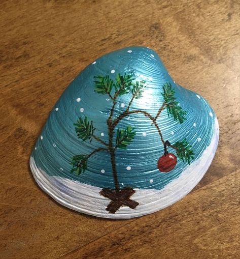 Painted Christmas Seashells, Painted Shells Seashells Christmas Ornament, Painted Shells Christmas, Painted Sea Shells Christmas Ornament, Painted Sea Shells Ideas Easy, Painted Shells Seashells Ideas, Clamshell Crafts, Painted Shells Seashells, Shell Painting Ideas