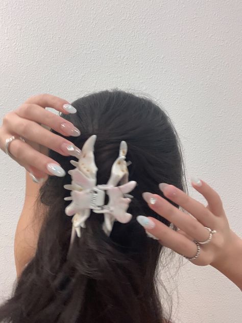 Yvmin hair mermaidcore hairclip shell hair clip Conch Hair Clip, Shell Clips Hair, Seashells In Hair Aesthetic, Sea Shells Hair Accessories, Seashell Hair Clips, Seashell Hair Pins, Trip Moodboard, Shell Hair Clips, Seashell Claw Clip