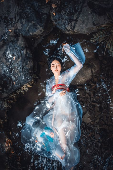 my hanfu favorites — fuckyeahchinesefashion: Chinese hanfu fashion... Laying In Water Reference, Laying In Water, Divine Partner, Dress Underwater, Hanfu Fashion, Kubo And The Two Strings, Water Shoot, Girl In Water, Cyberpunk Aesthetic