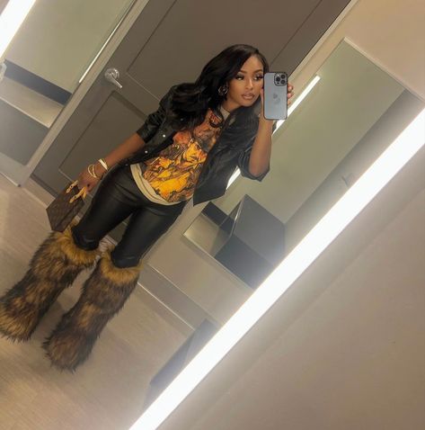 Brown Fur Boots Outfit, Boots Outfit Black Women, Fur Boots Black, Fur Boots Outfit, Brown Fur Boots, Outfit Black Women, Black Boots Outfit, Brown Fur, Glam Girl