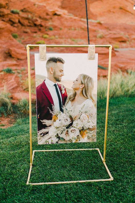 Standing Ceremony, Wedding Entrance Sign, Wedding Photo Display, Metal Wedding Arch, Foto Wedding, Parents Wedding, Outdoor Pictures, Copper Wedding, Picture Stand