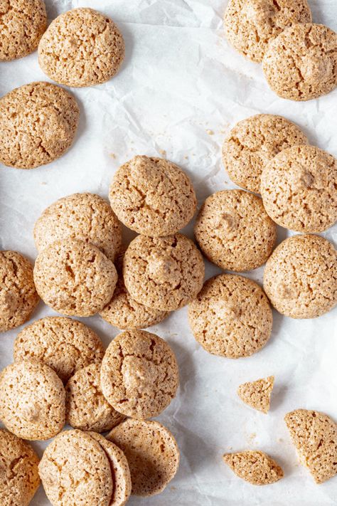 Crispy Amaretti Cookies, Amarreti Biscuits, Italian Amaretti Cookies Recipes, Recipes With Egg Whites, Amaretto Biscuits, Amaretti Cookies Italian, Amaretti Cookies Recipe, Amaretti Cookie Recipe, Biscotti Biscuits