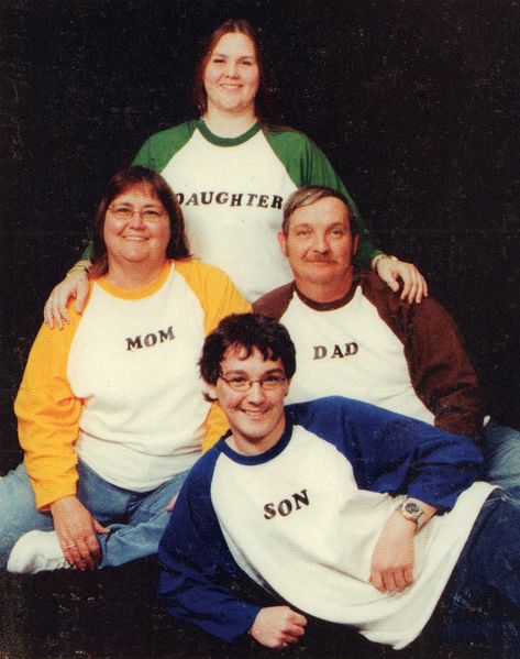 Awkward Family Photos From The 1980s 80s Photoshoot, Weird Family Photos, Awkward Family Pictures, Awkward Family Portraits, Bad Family Photos, Funny Family Photos, Awkward Pictures, Awkward Photos, Funny Poses