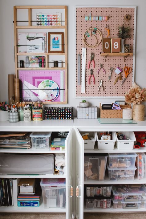 Organized Craft Room, Organizing Craft Supplies, Up Craft, Sewing Room Inspiration, Small Craft Rooms, Tips For Organizing, Art Studio Organization, Art Supplies Storage, Art Studio Room