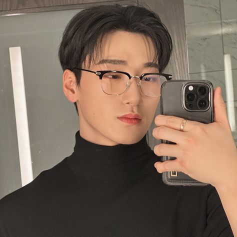 san icon Ceo Boyfriend, Gakuen Handsome, San Choi, Korean Glasses, San Icon, Cute Nerd, Boys Glasses, Pretty Pink Princess, San Ateez