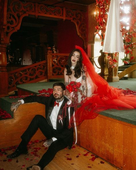 When your favorite color is red ❤️🌹💋 and you make it your whole personality on your wedding day 📍: Madonna Inn Workshop: @rideordieretreats Floral/event design: @flowerdisco_ Lead photographer: @fromthedaisies Tablescape Stylist: @rivieracreative_ Wardrobe Stylist: @nataliegray_styles Makeup: @katamakeup Gown: @dalliancegownrentals Red Veil: @madisonchamberlain_ White Veil: @houseoflockhart_ Rentals: @allaboutevents @territorywest Tableware: @tablemethod Linens: @bbjlatavola Cake: @sloca... Red Veil Wedding, Red Wedding Aesthetic, Red Wedding Veil, Kitschy Wedding, Blue And Red Wedding, Madonna Inn Wedding, Bad Mouth, Alt Bride, Red Veil