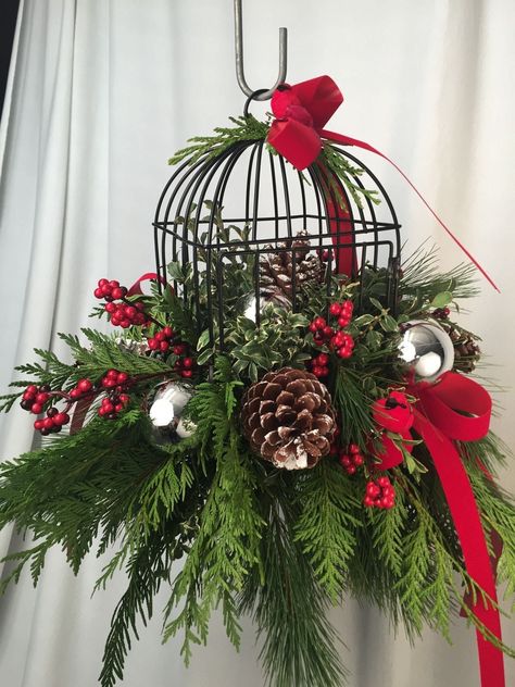 Centerpieces For Christmas, Christmas Sleigh Decorations, Christmas Bazaar Crafts, Cage Decor, Christmas Greens, Christmas Decorations Centerpiece, Christmas Candle Decorations, Christmas Flower Arrangements, Christmas Floral Arrangements