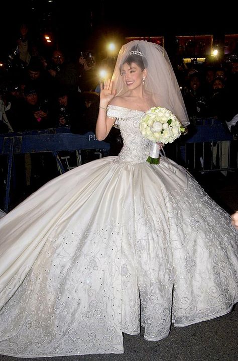 When latin music singer Thalía married Tommy Mottola in 2000, her wedding dress was $350,000! The gown was designed by Mexican designer, Mitzy. Glitz Dress, Tommy Mottola, 80s Wedding, Celebrity Bride, Wedding Dresses Lace Ballgown, Celebrity Wedding Dresses, Amazing Wedding Dress, Lace Ball Gowns, Beautiful Wedding Gowns