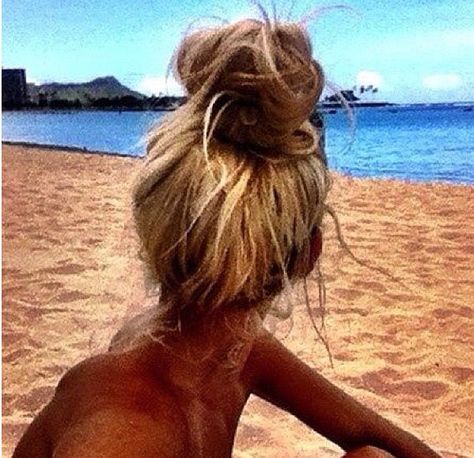 Beach bun Top Knots, Good Hair Day, Hair Envy, Love Hair, Beach Hair, Messy Hairstyles, Top Knot, Hair Skin, Hair Dos