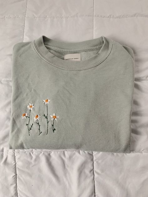 Green Sweatshirt Embroidery, Embroidery Daisies, Etsy Embroidery, Stitch Sweatshirt, Embroidery Tshirt, Embroidery Sweater, Embroidered Art, Hand Embroidery Projects, Embroidery On Clothes