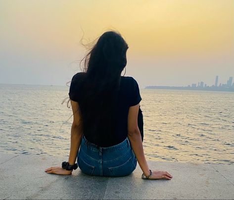 Mumbai Marine drive Sunset Marine Drive Aesthetic Pictures, Marine Drive Mumbai Photo Poses, Marine Drive Photo Poses, Marine Drive Mumbai Photography, Marine Drive Mumbai Snapchat, Mumbai Quotes, Western Poses, Mumbai Trip, Sunset Poses